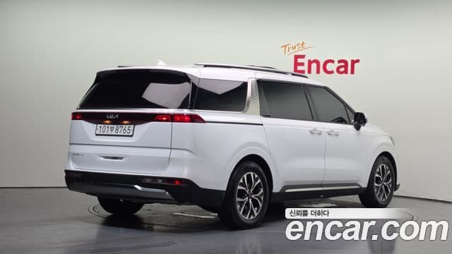 Kia Carnival 2023 — ფოტო 2/20