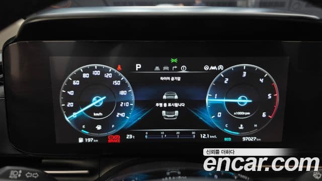 Kia Carnival 2023 — ფოტო 8/20