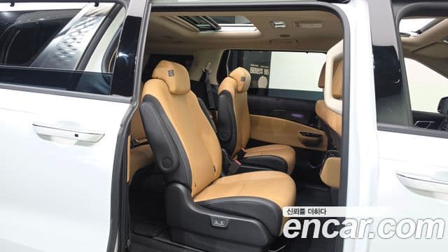 Kia Carnival 2023 — ფოტო 11/20