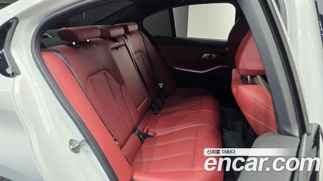 BMW 3 Series 2025 — Photo 8/34