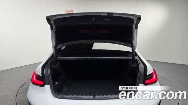 BMW 3 Series 2025 — Photo 26/34