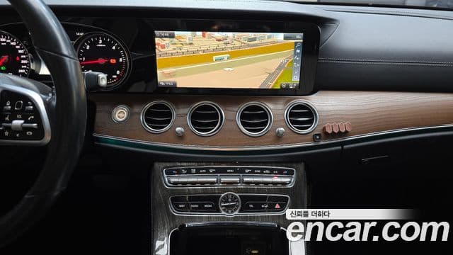 Mercedes-Benz E-Class 2020 — ფოტო 18/20