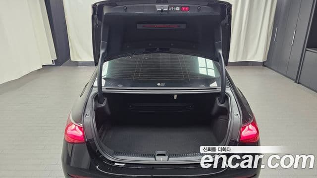 Mercedes-Benz E-Class 2025 — ფოტო 17/20