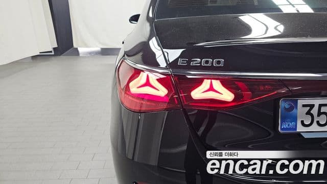 Mercedes-Benz E-Class 2025 — Photo 10/30