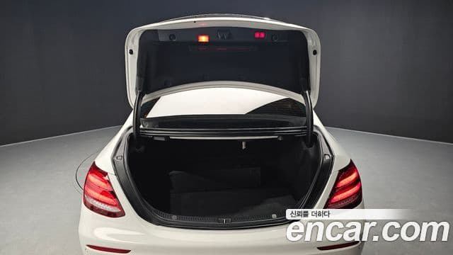 Mercedes-Benz E-Class 2019 — ფოტო 23/37