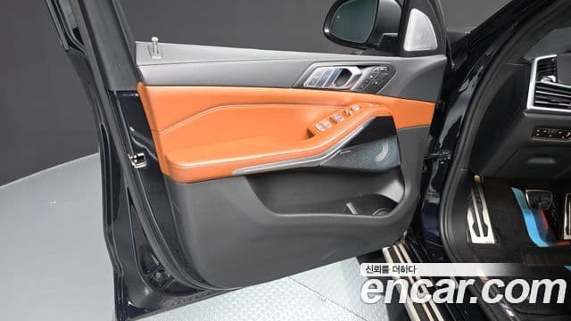 BMW X7 2022 — ფოტო 31/33