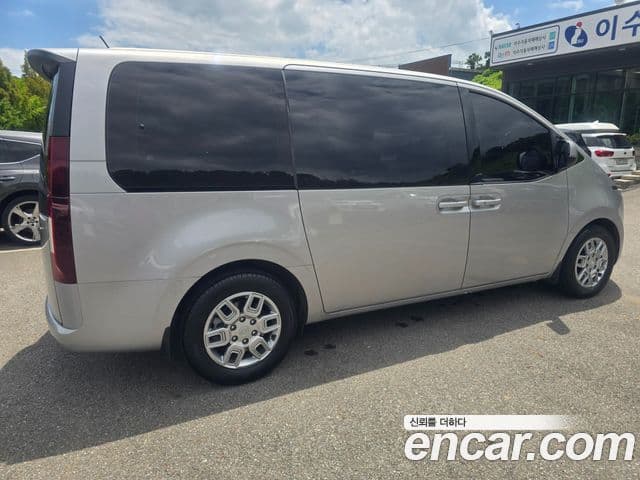 Hyundai Staria 2021 — ფოტო 3/20