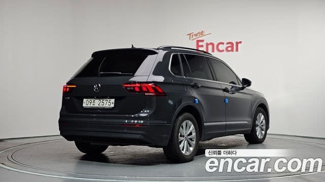 Volkswagen Tiguan 2018 — ფოტო 2/20