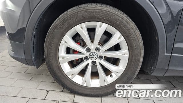 Volkswagen Tiguan 2018 — ფოტო 5/20