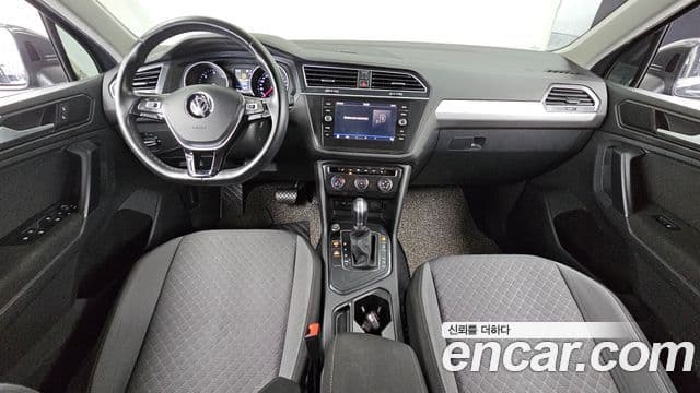 Volkswagen Tiguan 2018 — ფოტო 7/20