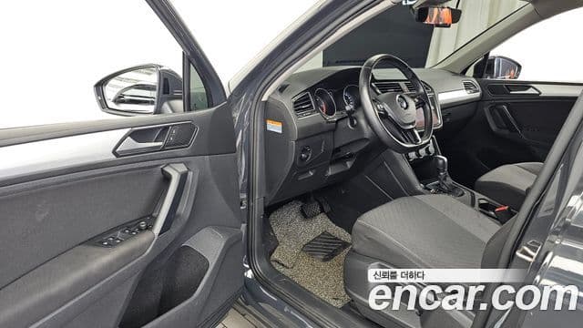 Volkswagen Tiguan 2018 — ფოტო 10/20