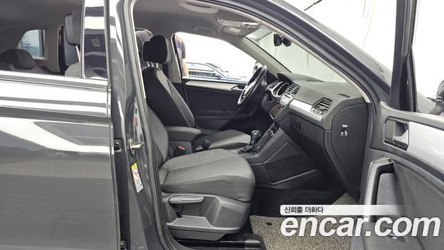 Volkswagen Tiguan 2018 — ფოტო 11/20
