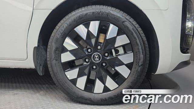 Hyundai Staria 2025 — Photo 25/36