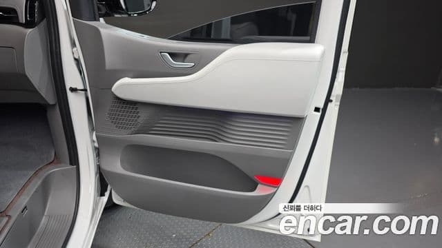 Hyundai Staria 2025 — Photo 14/36