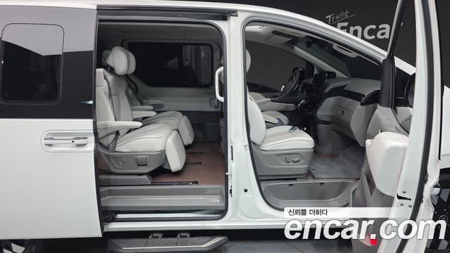 Hyundai Staria 2025 — Photo 23/36