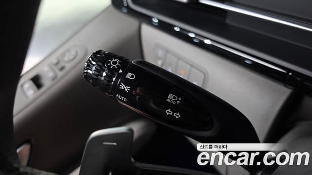 Hyundai Staria 2025 — Photo 2/36