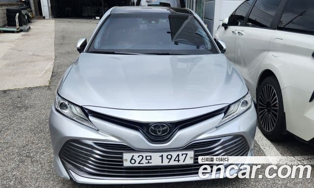 Toyota Camry 2018 — ფოტო 9/9
