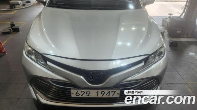 Toyota Camry 2018 — ფოტო 1/9