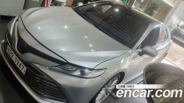 Toyota Camry 2018 — ფოტო 2/9