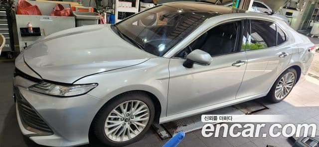 Toyota Camry 2018 — ფოტო 3/9