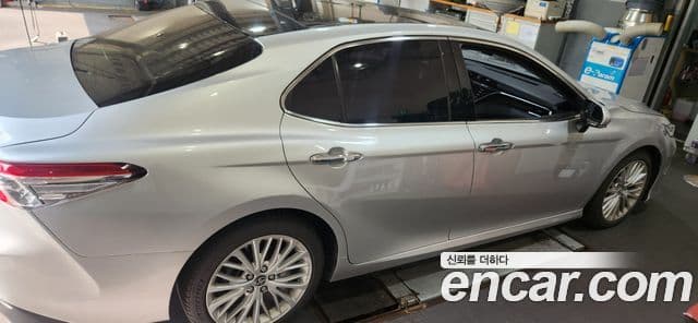 Toyota Camry 2018 — ფოტო 5/9