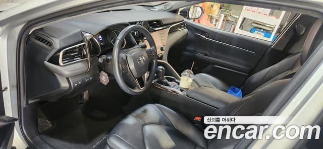 Toyota Camry 2018 — ფოტო 8/9