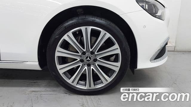 Mercedes-Benz E-Class 2023 — ფოტო 5/18