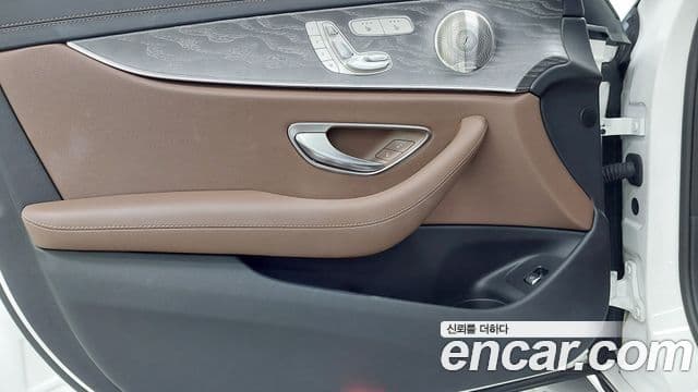 Mercedes-Benz E-Class 2023 — ფოტო 15/18