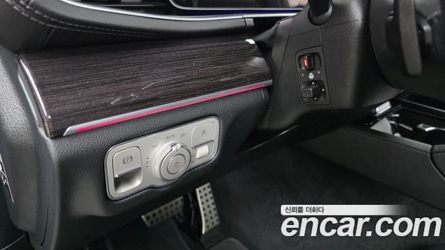 Mercedes-Benz GLE-Class 2023 — Photo 25/32