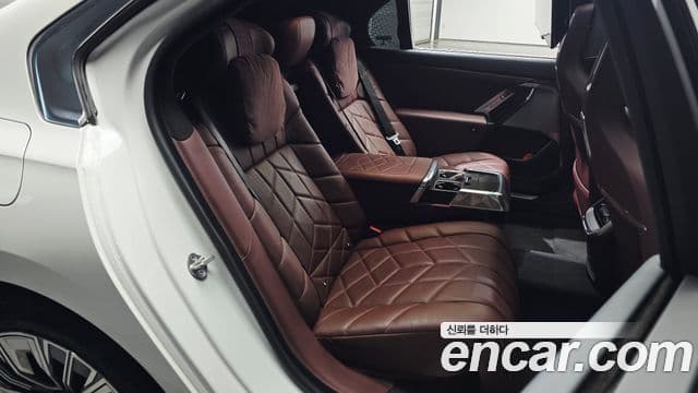 BMW 7 Series 2022 — ფოტო 19/20