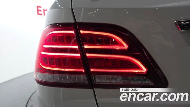 Mercedes-Benz GLE-Class 2018 — Photo 11/34