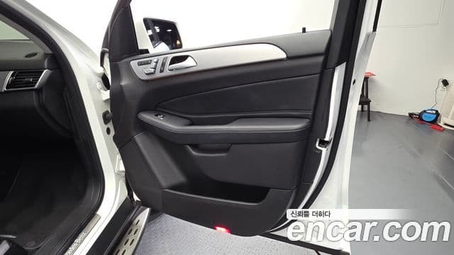 Mercedes-Benz GLE-Class 2018 — Photo 31/34