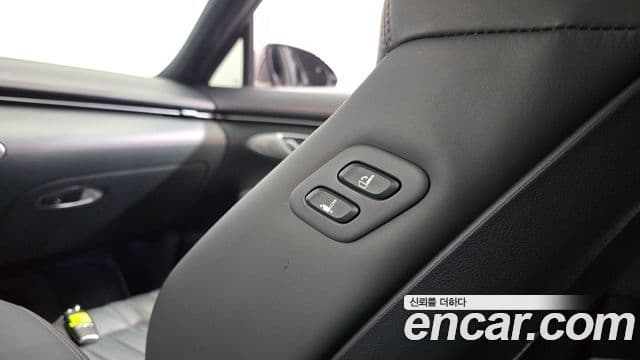 Genesis GV70 2021 — Photo 27/32