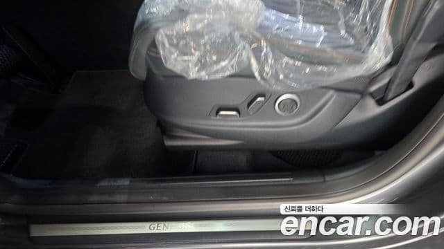 Genesis GV70 2021 — Photo 28/32