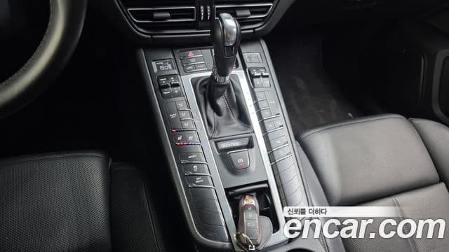 Porsche Macan 2019 — Photo 8/30