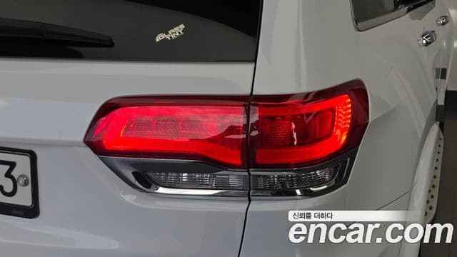 Jeep Grand Cherokee 2019 — Şəkil 26/34