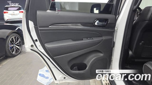 Jeep Grand Cherokee 2019 — Şəkil 29/34