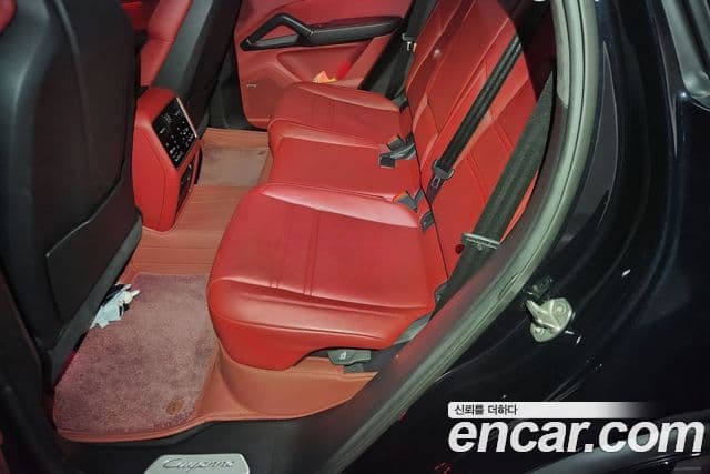 Porsche Cayenne 2022 — Photo 13/15