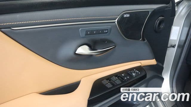 Lexus ES300h 2025 — Şəkil 8/17