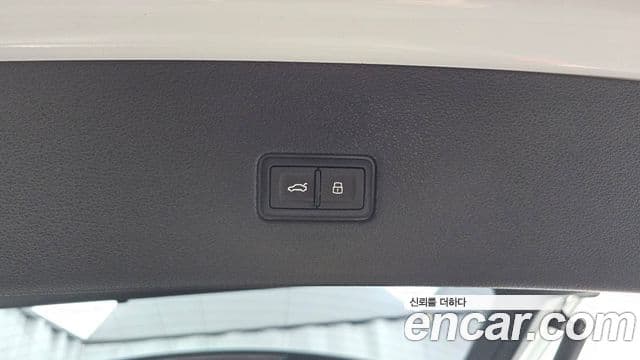 Audi Q8 2021 — ფოტო 18/36