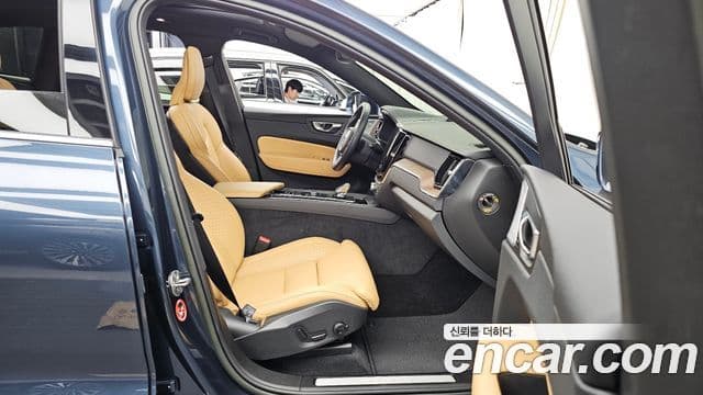 Volvo XC60 2022 — Photo 5/40
