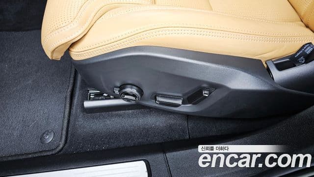 Volvo XC60 2022 — Photo 28/40