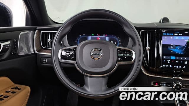 Volvo XC60 2022 — Photo 17/40