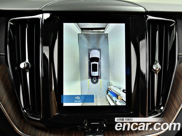 Volvo XC60 2022 — Photo 18/40