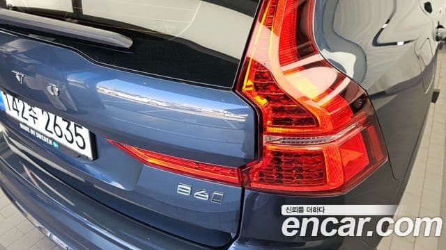 Volvo XC60 2022 — Photo 37/40