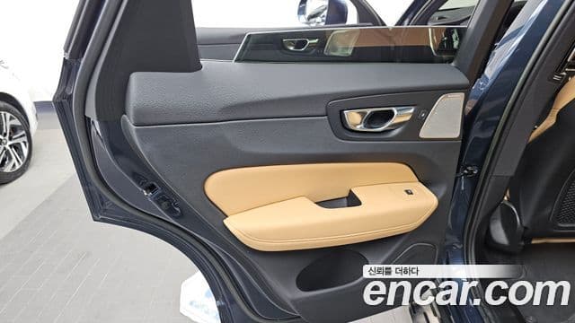 Volvo XC60 2022 — Photo 4/40