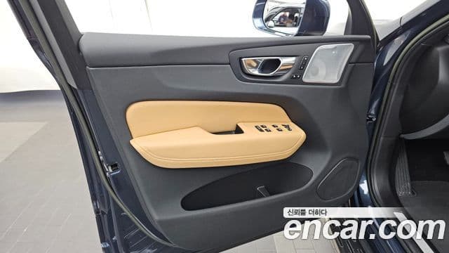 Volvo XC60 2022 — Photo 32/40