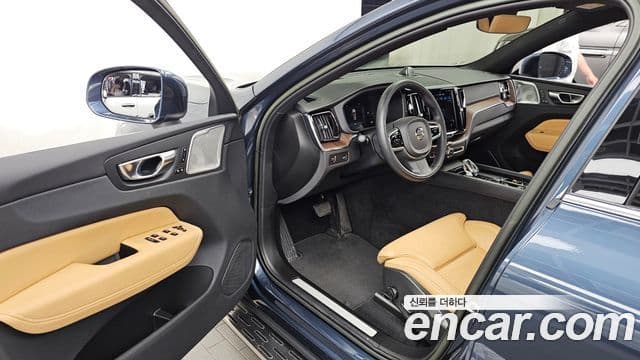 Volvo XC60 2022 — Photo 1/40