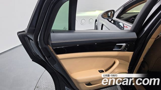 Porsche Panamera 2018 — Photo 30/38