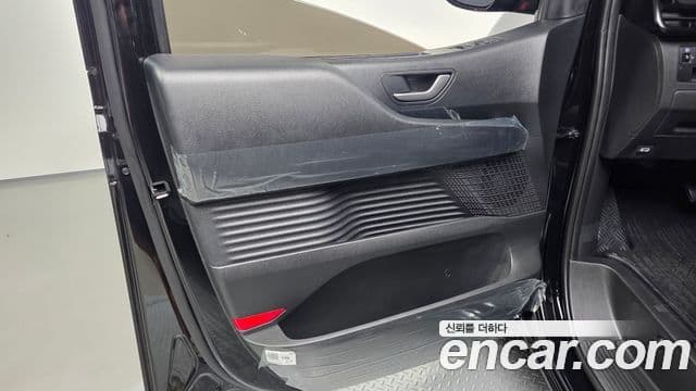 Hyundai Staria 2026 — Photo 6/35